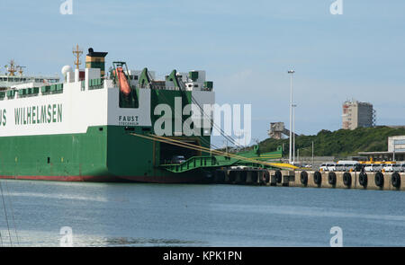 Frachtfluggesellschaft Schiff entladen Autos beim Laden Bay, East London, Eastern Cape, Südafrika. Stockfoto