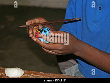 Candlemaker mit geschnitzten bunten Elefanten geformte Kerze, Königreich Swaziland. Stockfoto