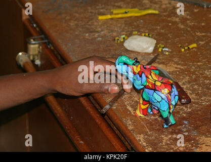 Candlemaker mit geschnitzten bunten Elefanten geformte Kerze, Königreich Swaziland. Stockfoto