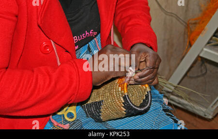 Swazi Frau weben einen zylindrischen Korb, Kindom of Swaziland. Stockfoto