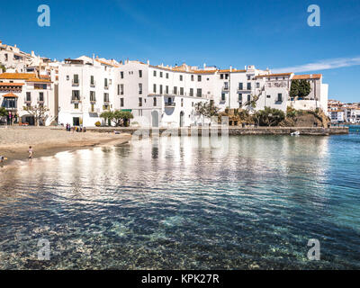 Das klare Wasser auf dem Dorf Cadaques, Spanien Stockfoto