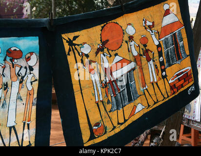 Hawker Stall zu verkaufen Tücher am Straßenrand, Königreich Swaziland. Stockfoto