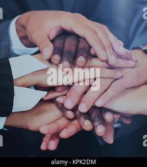 Menschen setzen ihre Hände zusammen, Hände im Fokus Stockfoto