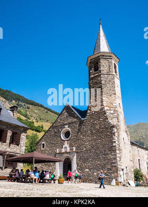 Baqueira Beret, Spanien - 13. August 2016. Touristen, die in der Montgarri Tierheim in der Nähe von Pla de Beret in Aran Tal, Spanien Stockfoto