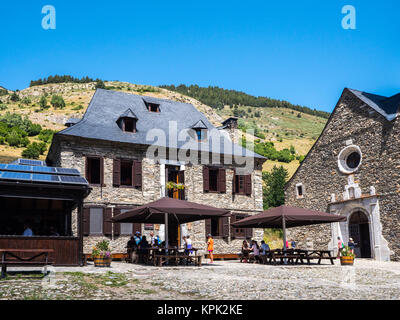 Baqueira Beret, Spanien - 13. August 2016. Touristen entspannen im Montgarri Tierheim in der Nähe von Pla de Beret in Aran Tal, Spanien Stockfoto