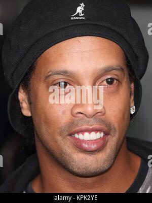 Brasilianische Fußballspieler Ronaldinho stellt für einen Fotoauftrag mit Künstler Lincoln Townley, ein Porträt der Sport Stern in der konstituierenden Fußball für Frieden Ball versteigert am Freitag, 17. November Mit werden: Ronaldinho Wo: London, Großbritannien Wann: 14 Aug 2017 Quelle: WENN.com erstellt Stockfoto