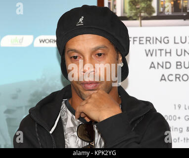 Brasilianische Fußballspieler Ronaldinho stellt für einen Fotoauftrag mit Künstler Lincoln Townley, ein Porträt der Sport Stern in der konstituierenden Fußball für Frieden Ball versteigert am Freitag, 17. November Mit werden: Ronaldinho Wo: London, Großbritannien Wann: 14 Aug 2017 Quelle: WENN.com erstellt Stockfoto