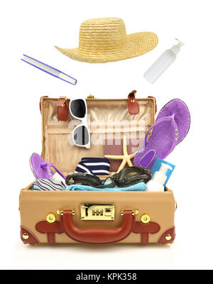 Bereit, offenen Koffer mit Sommer Ausrüstung zu reisen, isoliert Stockfoto