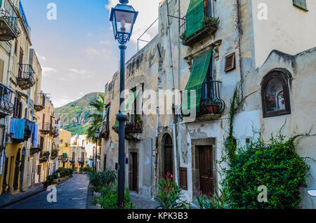 Typische Nachbarschaft Straße auf der Insel Lipari mit ihrer Blüte Töpfe und alten Konstruktionen Stockfoto