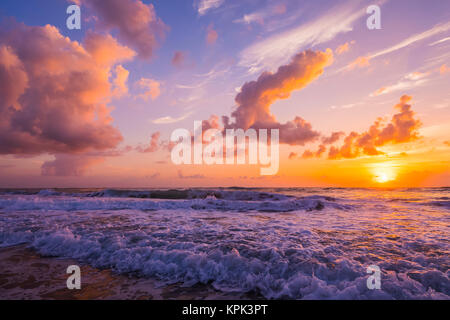 Sonnenaufgang über dem Atlantik mit der Brandung Abwasch am Ufer; Dubai, Florida, Vereinigte Staaten von Amerika Stockfoto