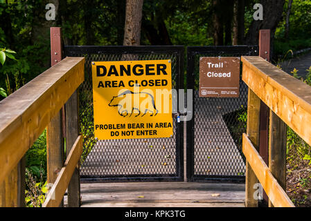 Tragen Warnung Schild auf einem geschlossenen Tor, wo eine Spur geschlossen wurde, Liard River Hot Springs Provincial Park, British Columbia, Kanada Stockfoto