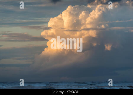 Wolken bauen sich entlang der Küste von Oregon über den Horizont; Seaside, Oregon, Vereinigte Staaten von Amerika Stockfoto