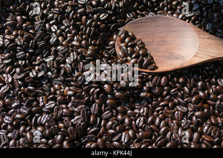 Gebratene Kona Kaffee Bohnen mit einem hölzernen Löffel für das Schaufeln; Holualoa, Insel von Hawaii, Hawaii, Vereinigte Staaten von Amerika Stockfoto