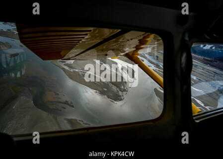 Blick aus dem Flugzeug Fenster hinunter zum Wasser von Lynn Canal; Haines, Alaska, Vereinigte Staaten von Amerika Stockfoto