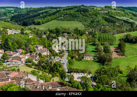 Am Rande der französische Dorf St. Cirq Lapopie Dieses schöne Tal mit allen möglichen Grüns ist, letzten Häuser des Dorfes und Felder ca Stockfoto