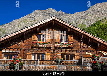 Chalet Gebäude; La Fouly, Val Ferret, Schweiz Stockfoto