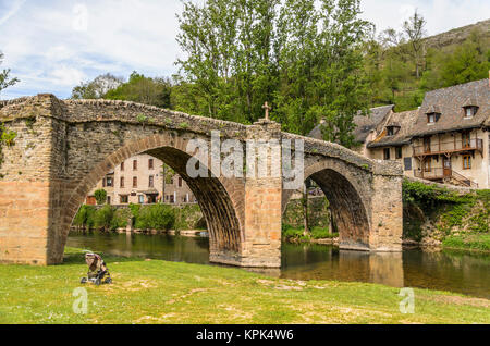 Brücke über den Fluss Aveyron, der Name gibt die Abteilung in der französischen Region Midi Pyrenees auf der Höhe des mittelalterlichen Dorfes von Belcastel Stockfoto