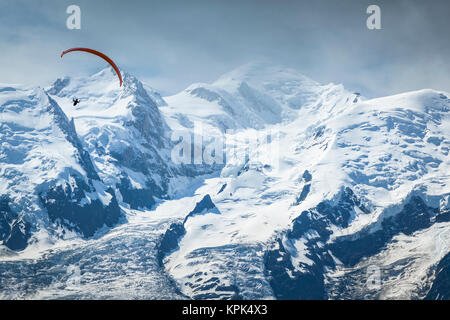 Ein Gleitschirm fliegen über den Mont Blanc im Sommer, Alpen; Chamonix-Mont-Blanc, Haute-Savoie, Frankreich Stockfoto