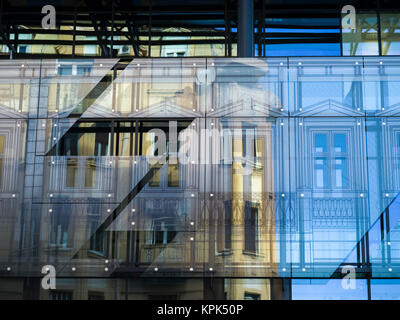 Fassade eines Gebäudes durch Platten aus Glas gesehen mit Reflexionen von Gelb und Blau; Belgrad, Vojvodina, Serbien Stockfoto