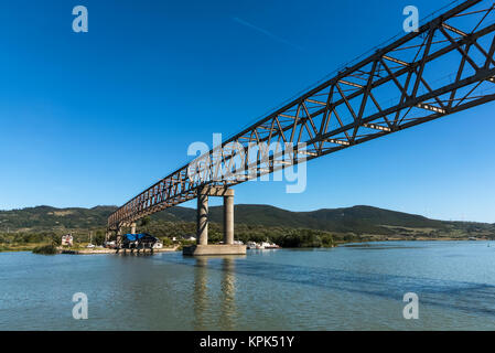 Eine Brücke über die Donau mit blauen Himmel; Judetul Caras-Severin, Serbien Stockfoto