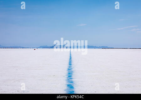 Blaue Zeile mit der Kante der Schiene auf Bonneville Speedway auf Bonneville Salt Flats, Utah, Vereinigte Staaten von Amerika Stockfoto