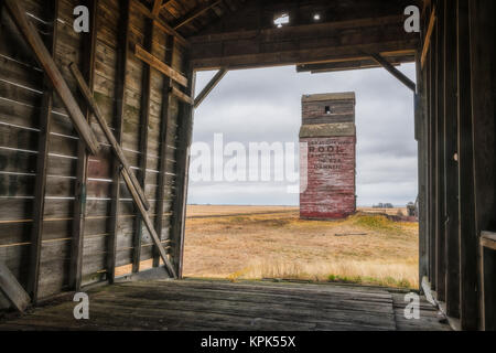 Abgebrochene Getreidesilos in ländlichen Saskatchewan, Saskatchewan, Kanada Stockfoto