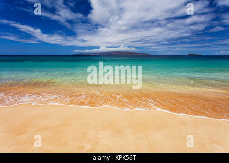 Türkisfarbene Meer Wasser und goldenen Sand am Strand, Makena State Park; Makena, Maui, Vereinigte Staaten von Amerika Stockfoto