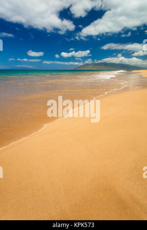 Türkisfarbene Meer Wasser und goldenen Sand auf Keawakapu Beach; Wailea, Maui, Hawaii, Vereinigte Staaten von Amerika Stockfoto