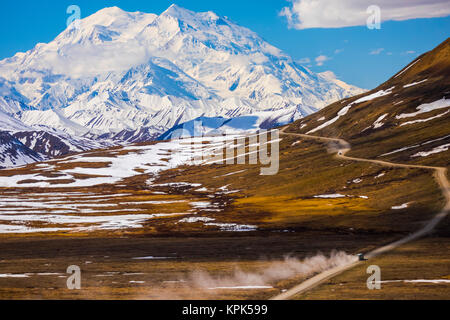 Klassische Ansicht der Denali über einen Bus entlang der Straße Reisen im Denali National Park in der Nähe der steinigen Pass im Frühsommer abzeichnende Stockfoto