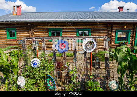 Dekorationen schmücken einen Garten außerhalb der Sullivan Roadhouse Historical Museum; Delta Junction, Alaska, Vereinigte Staaten von Amerika Stockfoto