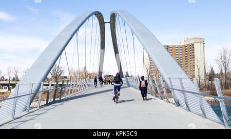 Fußgänger und Radfahrer über eine Brücke über den Bow River, Calgary, Alberta, Kanada Stockfoto