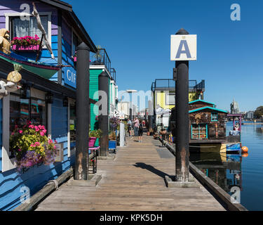 Geschäfte und Wohnungen im Fisherman's Wharf in den Inneren Hafen in Victoria, Vancouver Island, Victoria, Britisch-Kolumbien, Kanada Stockfoto