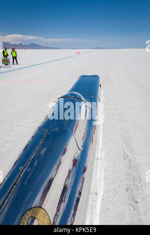 Blasgas-Streamliner der Klasse B/BGS von Haas Rennen auf der Startlinie in Bonneville Salt Flats während der Bonneville Speed Week, die kurz vor dem Versuch steht, den Rekord zu schlagen... Stockfoto