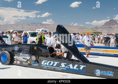 Blown Fuel Lakester Klasse AA/BFL von Got Salt Racing auf der Startlinie in Bonneville Salt Flats während der Bonneville Speed Week 2017, die kurz vor dem Versuch steht, zu brechen ... Stockfoto