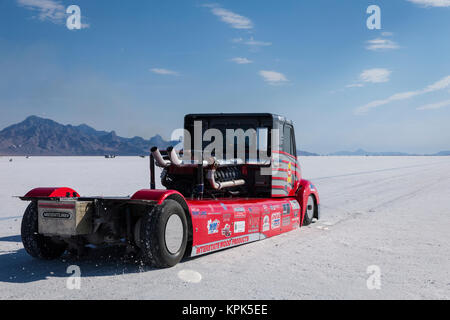 In Diesel Truck Class U/MDT Joint Venture 1997 Frieghtliner MTU 2000 Diesel startet mit 228.804 mph-Rekord auf Bonneville Salt Flats während der Bonnev... Stockfoto