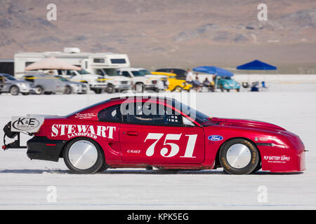 Gasverändertes Coupé der Klasse C/GALT 1996 Ford Mustang startet beim Versuch mit einem Rekord von 235.226 mph auf Bonneville Salt Flats während... Stockfoto