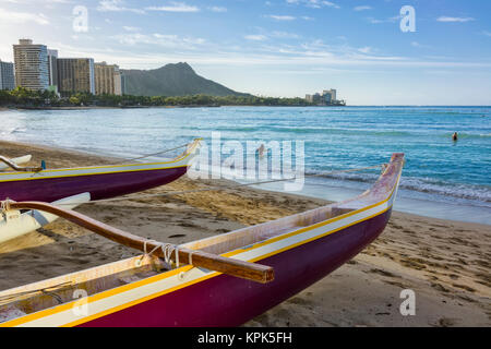 Outrigger Kanus, Waikiki und Diamond Head auf der Insel von Oahu; Honolulu, Oahu, Hawaii, Vereinigte Staaten von Amerika Stockfoto