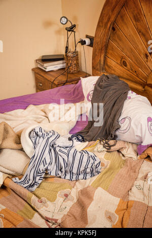 Schlafzimmer in ein komplettes Chaos, eine einzige lifestyle Konzept Stockfoto