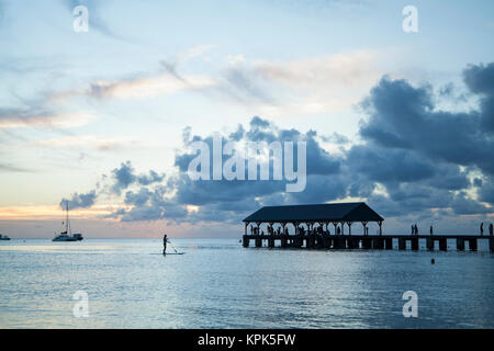 Touristen auf Hanalei Pier bei Sonnenuntergang; Hanalei, Kauai, Hawaii, Vereinigte Staaten von Amerika; Hanalei, Kauai, Hawaii, Vereinigte Staaten von Amerika Stockfoto