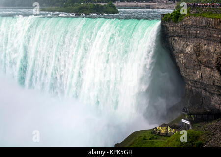 In der Nähe von Niagara Falls mit Klippen und Touristen stehen auf den Aussichtsplattformen, Niagara Falls, Ontario, Kanada Stockfoto