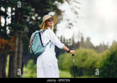 Junge Frau mit Nordic Walk pols Stockfoto