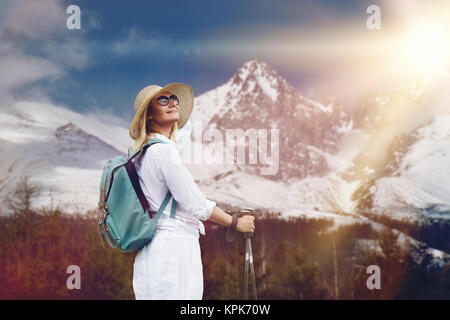 Junge Frau mit Nordic Walk pols Stockfoto