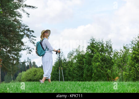 Junge Frau mit Nordic Walk pols Stockfoto