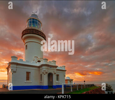 Gewitterwolken über Cape Byron Lighthouse bei Sonnenaufgang, Byron Bay, New South Wales (NSW), Australien Stockfoto