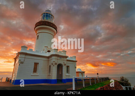 Gewitterwolken über Cape Byron Lighthouse bei Sonnenaufgang, Byron Bay, New South Wales (NSW), Australien Stockfoto