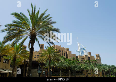 Hotel Burj Al Arab mit der Altstadt Palace Hotel Dubai Stockfoto