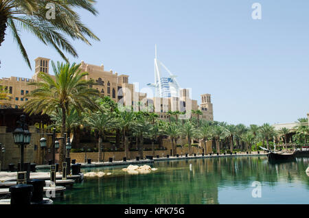 Hotel Burj Al Arab mit der Altstadt Palace Hotel Dubai Stockfoto