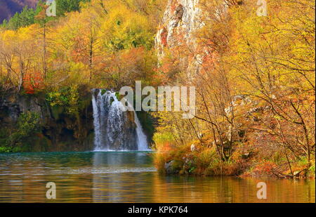 Wunderschöne Natur mit Wasserfall im Herbst, Nationalpark Plitvicer Seen, Kroatien Stockfoto