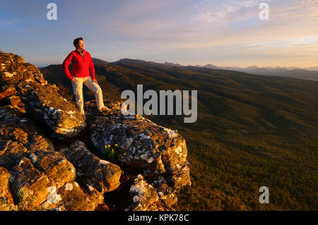 Abenteuerliche Frau steht auf einer hohen Klippe Fels an der Oberseite der Reed Lookout in den Grampians National Park (Gariwerd), Victoria, Australien Stockfoto