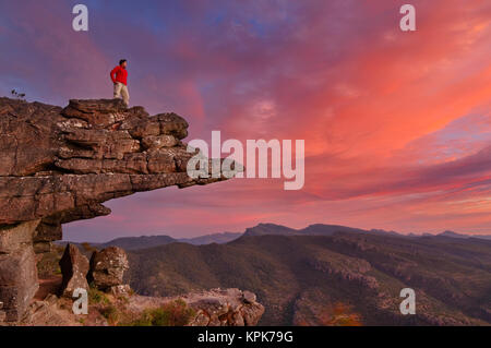 Abenteuerliche Frau steht auf einer hohen Klippe Fels an der Oberseite der Balkone, Reed Lookout in den Grampians National Park (Gariwerd), Victoria Stockfoto